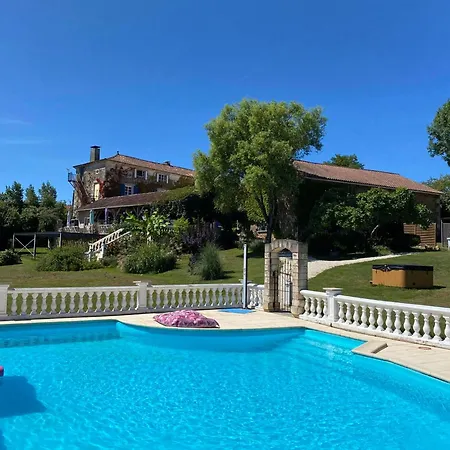 Holiday home Gite De Groupe Le Domaine De Maumont Milhac-de-Nontron