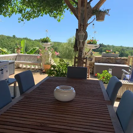 Holiday home Gite De Groupe Le Domaine De Maumont Milhac-de-Nontron