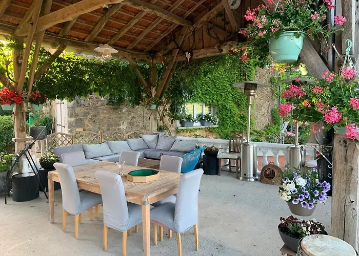 Gite De Groupe Le Domaine De Maumont